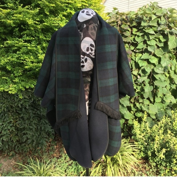 Pitlochry Wool Reversible Walking Poncho Made in Great Britain Navy Green Plaid - Picture 2 of 14